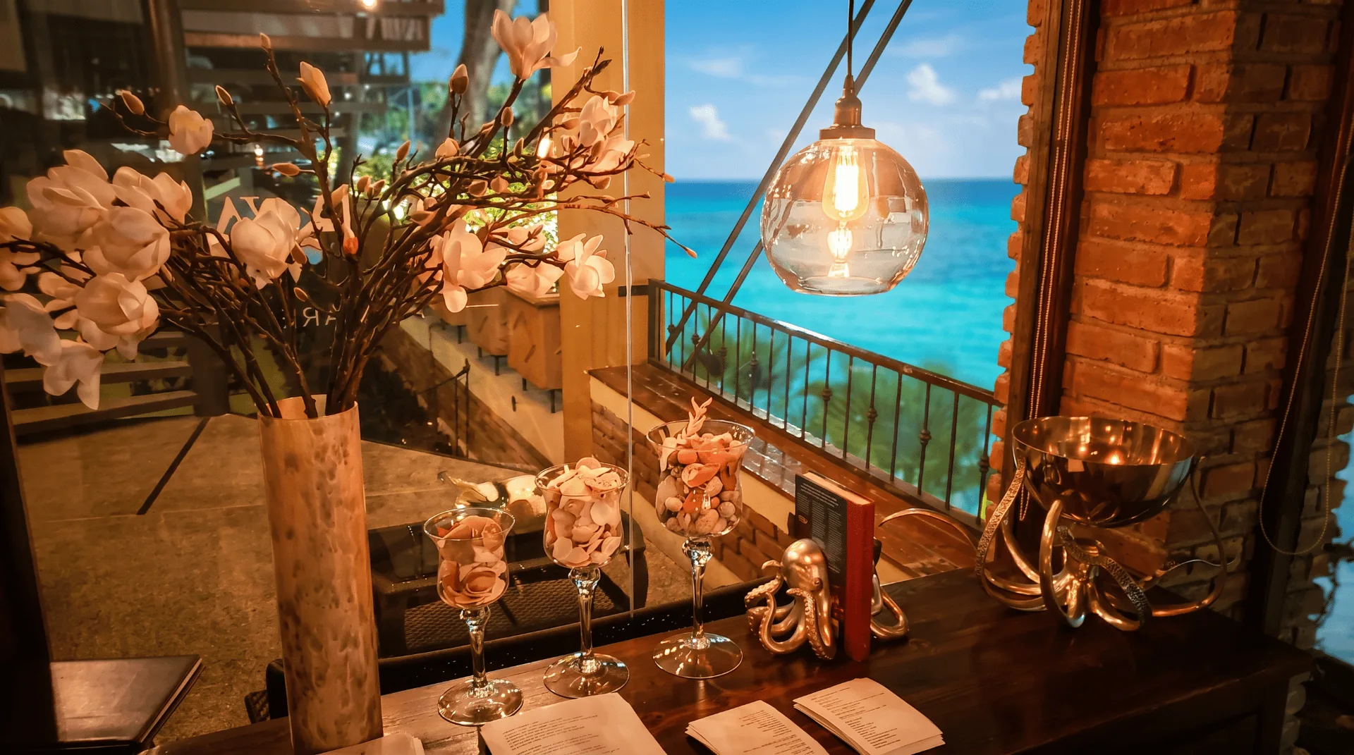 Una cocina que acompaña el lugar