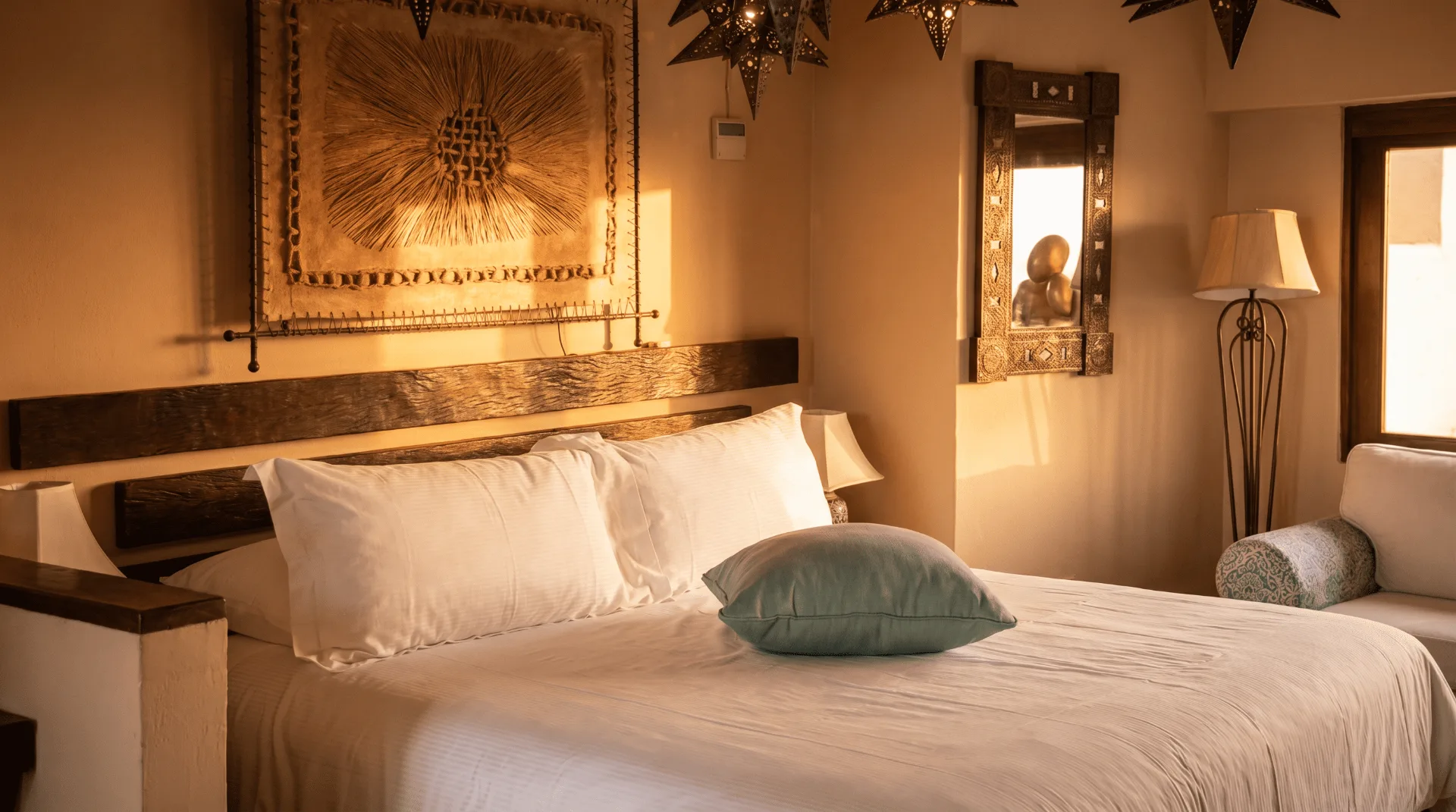 Habitación boutique con luz cálida