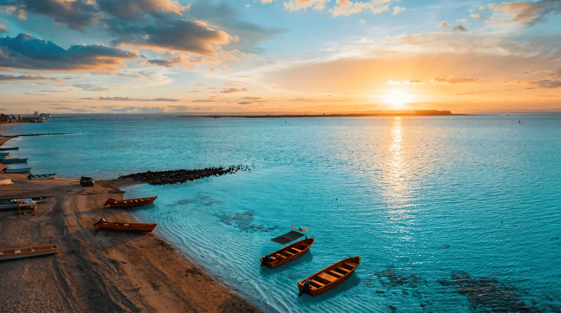 Atardecer dorado sobre el Mar de Cortés