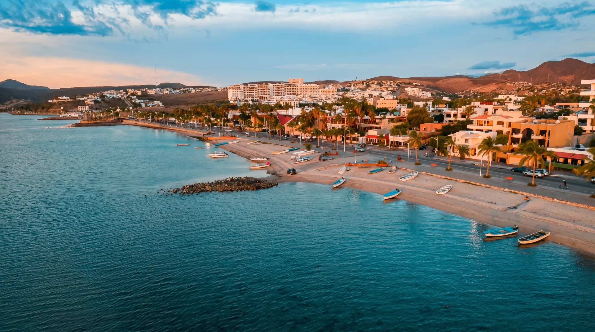 Vista aérea del malecón de La Paz al atardecer